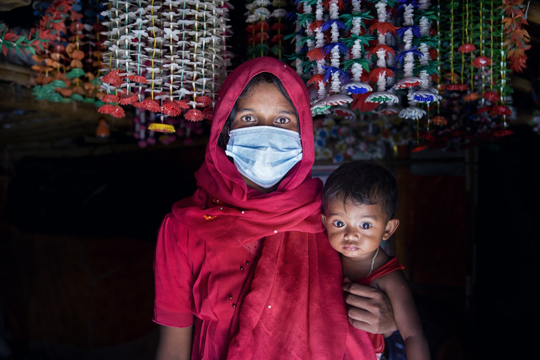 住在難民營內的Nur Jahan戴上口罩，保護自己，並盡量和鄰居保持社交距離。（攝影︰Fabeha Monir / 樂施會）
